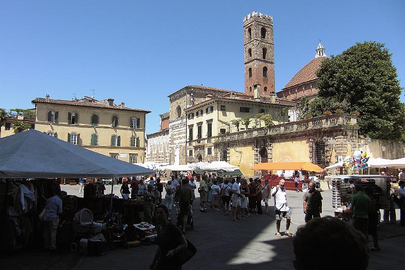 16 Lucca - piazza S. Martino.JPG